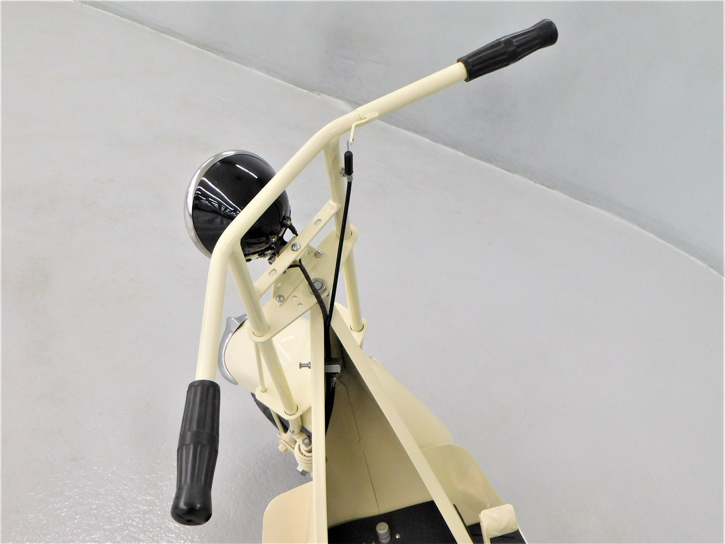 STK 10257  1952 Cushman Deluxe Highlander