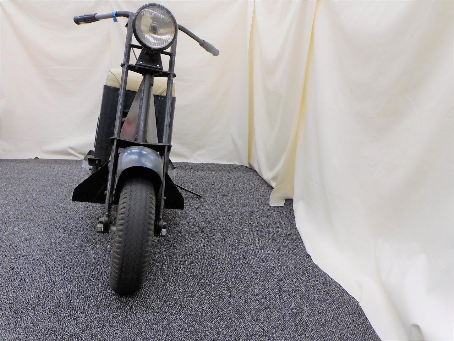STK 10040  1946 Cushman Pacemaker Scooter