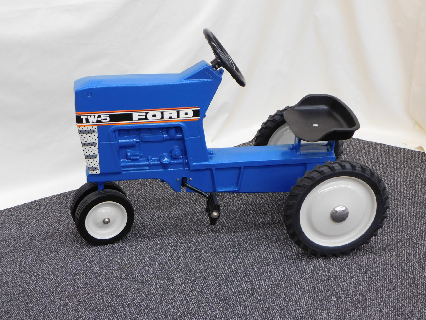 STK 10061 1986 Ford TW-5 Pedal Tractor
