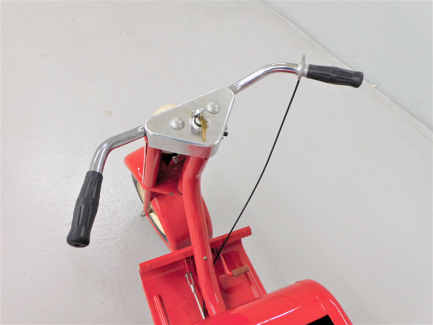 STK 10235  1959 Skat-Kat Scooter