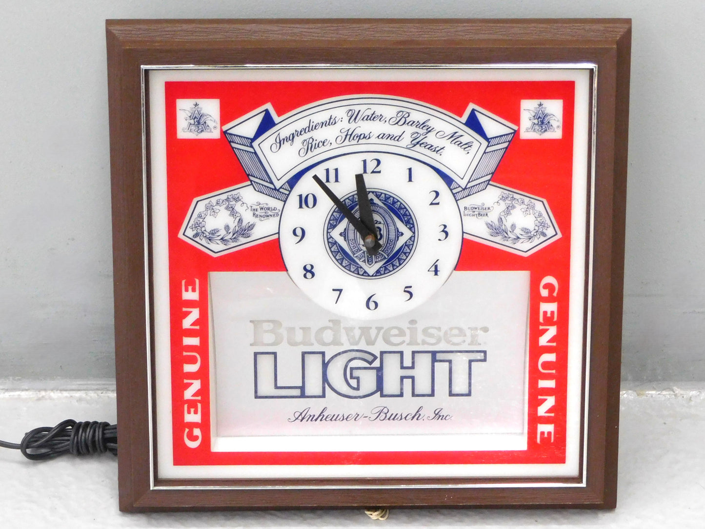 STK 10415  Budweiser Light Clock