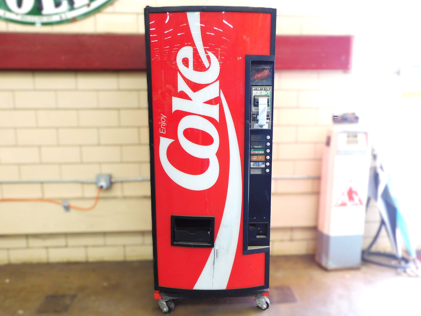 STK 10246  1980s Coca-Cola Vending Machine